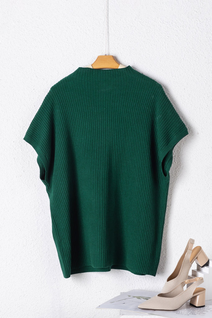 This cozy sweater is perfect for a fabulous fall feel
Fine knit material with a ribbed texture
Mock neck, short sleeves, a functional chest pocket with a rolled seam detail
A relaxed silhouette that ends in a straight hemline